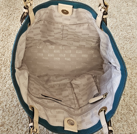 Michael Kors Women Jet Set in Teal Leather Zip Tote Bag with Logo Charm - Picture 11 of 14